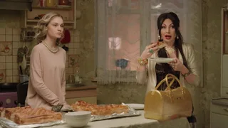 Две девицы на мели, 1 серия