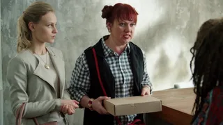 Две девицы на мели, 6 серия